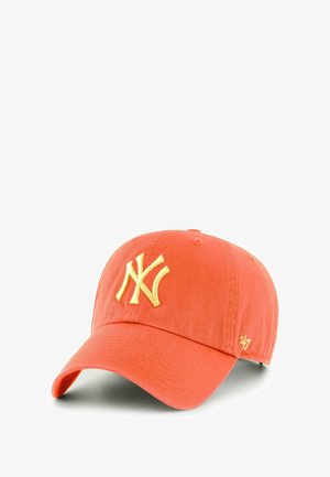 Oranges Baseballcap aus Baumwolle, mit gesticktem gelbem "NY"-Logo auf der Vorderseite und einem kleinen "47"-Tag an der Seite.