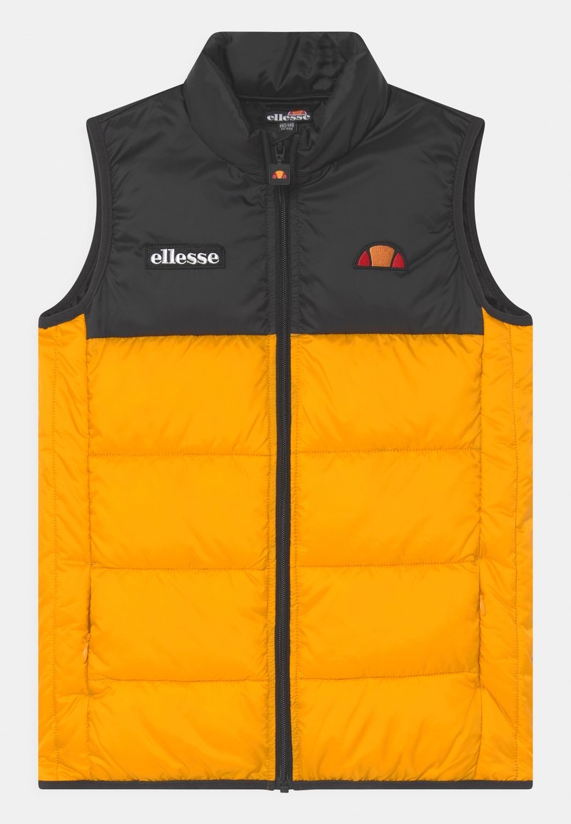 Gilet matelassé noir et orange avec col montant, fermeture éclair à l'avant et logo. Texture matelassée, manches courtes et blocs de couleurs contrastés.