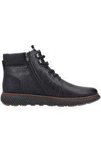 Botas negras de media caña hechas de cuero texturizado, con cremallera lateral, cierre de cordones y suela de goma con un diseño acanalado a lo largo del borde.