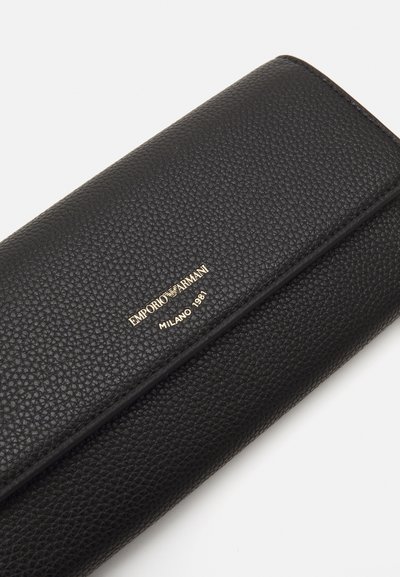 Svart texturerad läderplånbok med en guldprägling av logotypen, slimmad design och rundade kanter, som mäter cirka 25 cm i längd.