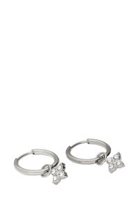 Pendientes de aro de plata con un charm decorativo en forma de flor, adornado con rhinestones transparentes para un brillo adicional.