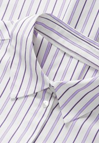 Camicia bianca con righe verticali lavanda. Presenta un colletto a punta, una texture liscia e una chiusura con piccoli bottoni.