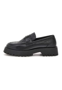 Zwarte leren loafer met een gepatenteerd bovenwerk, stevige lugsleutel en een banddetail over de bovenkant, weergegeven in zijaanzicht op een witte achtergrond.