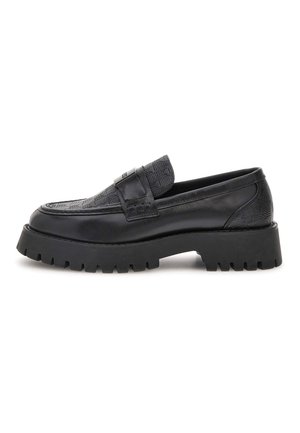 Mocassino in pelle nera con tomaia decorata, suola spessa a rilievo e dettaglio a fascia sulla parte superiore, mostrato in profilo laterale su sfondo bianco.