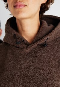 Levi's® COZY UP HOODIE UNISEX - Sweatshirt com capuz - hot fudge
