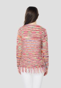 Gebreide trui met een meerkleurig patroon in rood, roze, geel en groen, met een franjerand en lange mouwen.