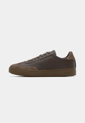 Braune Sneakers mit glattem Leder und Wildleder-Akzenten, runder Zehenform, flachen Schnürsenkeln und einer strukturierten Gummisohle mit erhöhtem Grip-Muster.