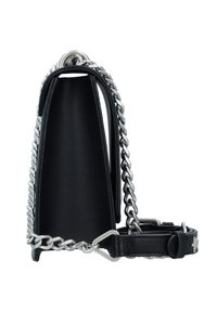 Bolso de mano de cuero negro con un diseño estructurado, que presenta una correa de cadena plateada y herrajes metálicos. La superficie tiene una textura suave.