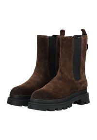 Botas de tobillo de ante marrón con paneles laterales de elasticidad negra, punta redondeada y una suela de goma gruesa con patrones de tracción audaces.