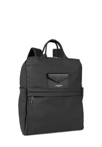 Sac à dos en nylon noir avec un compartiment principal zippé, une poche avant et une poignée de transport en haut ; il présente une texture lisse et un branding subtil.