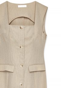 Beige ærmeløs kjole med firkantet halsudskæring, knaplukning foran, to lommer og tekstureret stof. Fodret ryg med åbent detaljer under kraven.