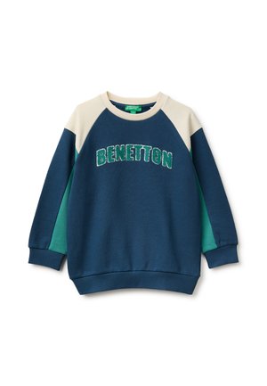 Sudadera azul de manga larga con hombros blancos, paneles laterales verdes, puños acanalados y texto "BENETTON" en el pecho.