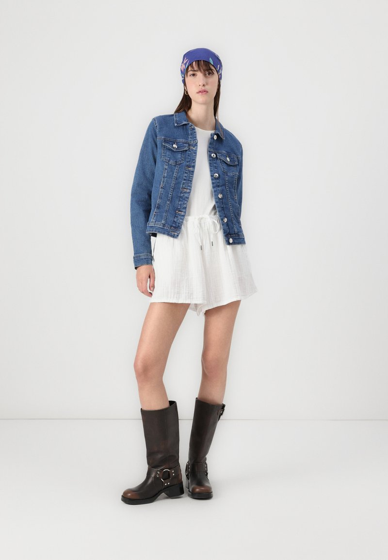 Giacca di Lino Marrone con Jeans di Denim | Hockerty Giacca di Lino Marrone con Jeans di Denim | Hockerty