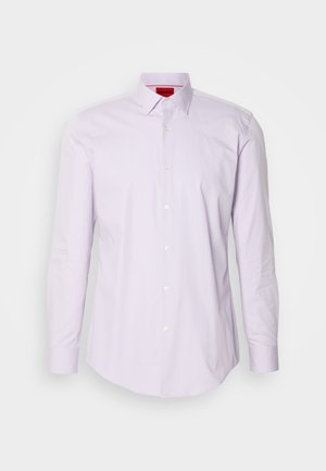 Hele-lilla pika varrukatega särk, millel on nööp-all kaelus, valmistatud siledast kangast, valged nööbid ja punane logo kaela sissepoole.