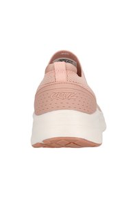 Rosa Sneaker mit einem atmungsaktiven Mesh-Obermaterial, gepolstertem Kragen, großem Fersenlasche und einer weißen gepolsterten Sohle mit Traktionsmuster.
