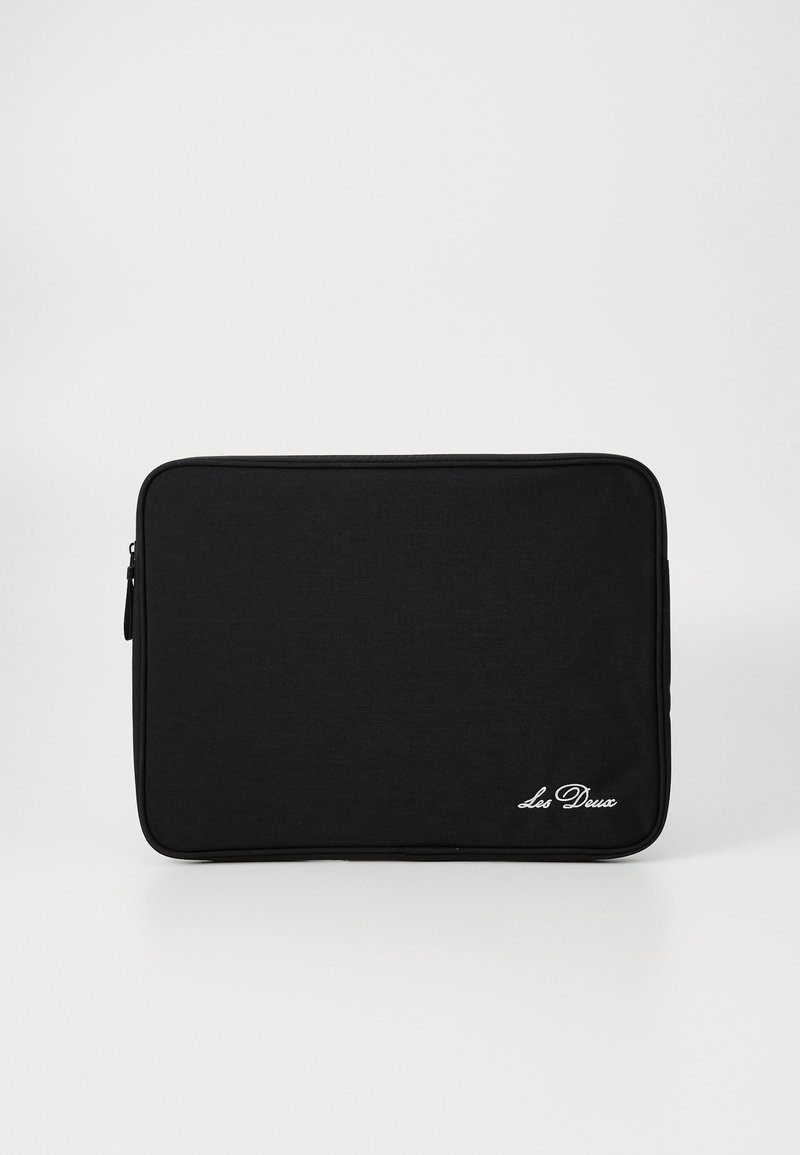 Sort stof laptop sleeve med en glat overflade, lynlås lukning og "Les Deux" broderet logo i hvidt i nederste højre hjørne.