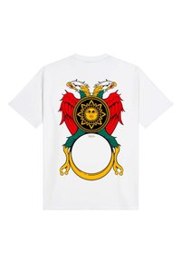 Das weiße T-Shirt verfügt über ein auffälliges Grafikdesign mit zwei Adlern, roten Flügeln, einem Sonnenemblem und einem kreisförmigen goldenen Akzent am unteren Rand.