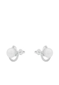Pendientes de plata que presentan una gran perla blanca y un diseño circular adornado con pequeñas piedras claras a lo largo de la curva.