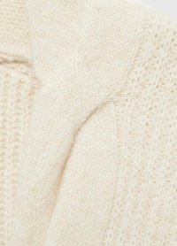 Strickpullover in Creme mit weicher Textur, geripptem und gemustertem Design, auffälligem Kragen und lässiger Passform.