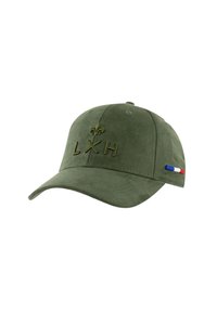 Grüne Wildleder-Baseballcap mit gesticktem "LXH" und einem Fleur-de-lis-Symbol. Enthält ein kleines Detail der französischen Flagge an der Seite.