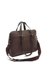 Borsa in pelle marrone con doppi manici e tracolla removibile. Presenta una chiusura con zip e una superficie strutturata, che mette in risalto un design semplice.
