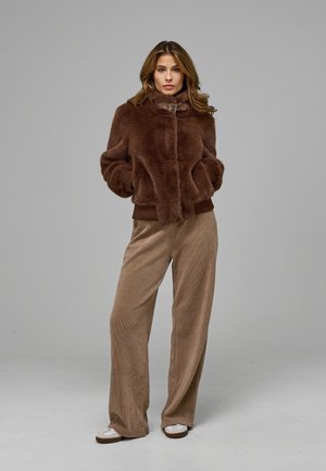 Estelou, FLUFFY JACKET - Chaqueta de invierno - chocolate