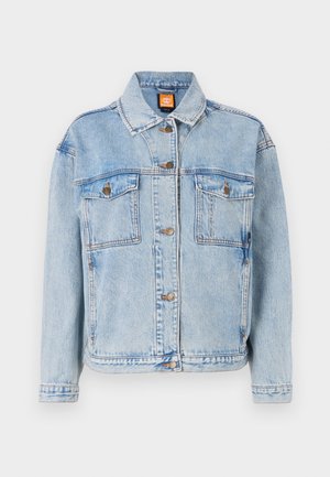 Veste en denim bleu clair au design classique, avec une fermeture à boutons à l'avant, deux poches poitrine et des bords finis. Texture lisse avec un léger effet délavé.