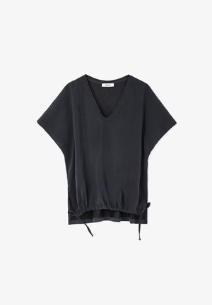Czarny, luźny top z dekoltem w serek, krótkimi rękawami i regulowanym ściągaczem dołu. Wykonany z miękkiego materiału o gładkiej fakturze.