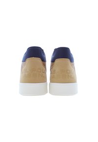 Sneakers in suede tan con dettagli in pelle navy, suole in gomma bianche e logo impresso sul retro. Stile classico delle sneakers con punta rotonda.