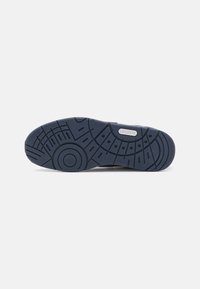 Lacoste COURT CAGE  224 - Sneakers low - navy/white