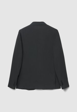 Blazer gris foncé en tissu lisse, coupe boutonnée simple, revers à cran et poignets boutonnés. Présente un dos net, sans ornements.