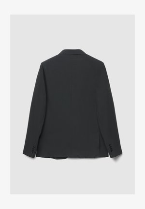 Blazer gris foncé en tissu lisse, coupe boutonnée simple, revers à cran et poignets boutonnés. Présente un dos net, sans ornements.