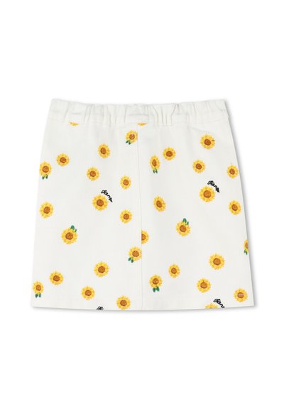 Jupe en denim blanc avec taille froncée, ornée d'un motif de tournesols et de petits détails brodés en noir.