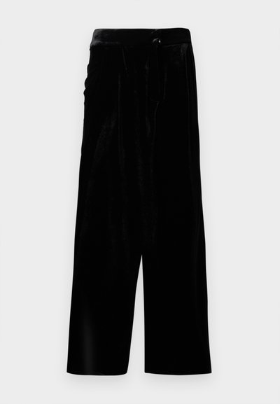 Zwarte fluwelen broek met brede pijpen, een hoge taille en een zijrits, weergegeven tegen een witte achtergrond.