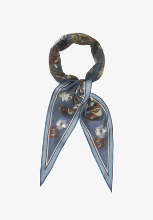 Vierkantige blauwe zijden sjaal met bruine, beige en witte bloemmotieven, vastgeknoopt in een losse knoop met twee puntige uiteinden die naar beneden hangen.
