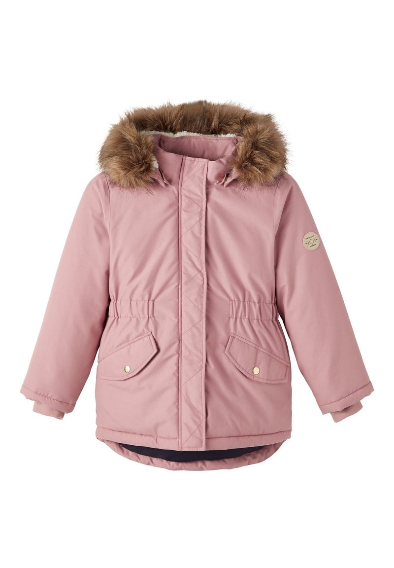 Giacca rosa con cappuccio in pelliccia sintetica, design trapuntato, due tasche anteriori, accessori in oro e vita con cordoncino per una vestibilità regolabile.