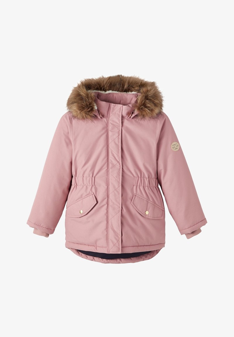 Giacca rosa con cappuccio in pelliccia sintetica, design trapuntato, due tasche anteriori, accessori in oro e vita con cordoncino per una vestibilità regolabile.