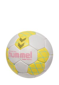 Palla da allenamento bianca con accenti gialli e un motivo a griglia blu. Presenta il marchio "hummel" in rosa. Superficie testurizzata per una migliore presa.