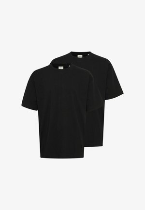 Kaks musta puuvillast t-särki, millel on ümar kaelus, lühikesed varrukad ja mugav lõige. Kanga pind tundub sile ning mustreid või disaine ei ole nähtaval.