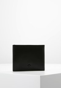 Černá kožená peněženka se jednoduchým designem, s jemně vyraženým logem na přední straně, obdélníkový tvar a hladký povrch.