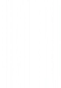 Dvije žene sjede jedna pokraj druge na klupi u parku, smiju se i razgovaraju, s zelenilom u pozadini.