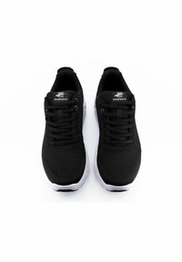 Svarta sportskor med ovandel av mesh, rund tå och vit sula. Har svarta skosnören och logodetalj på tungan.