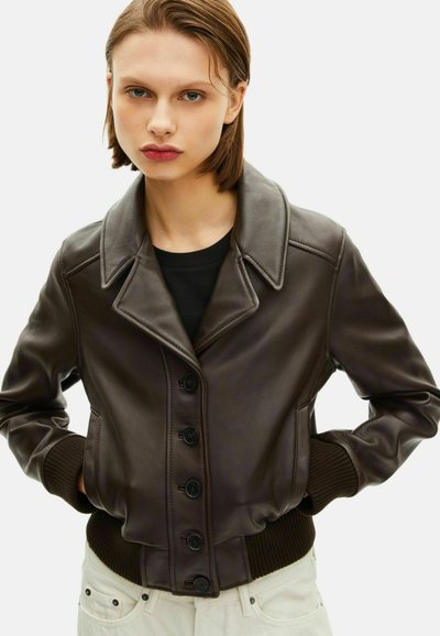 Bruine leren jas met een grote kraag, knopenfront en geribde manchetten. Kenmerkt zich door een gladde textuur en een aangesloten ontwerp.