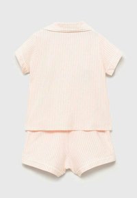 Růžový a bílý pruhovaný krátký pyžamový set se skládá z košile s límečkem a odpovídajících šortek, vyrobený z lehké látky s hladkou texturou.