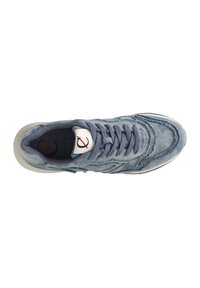Sneakers bleu en suède avec un dessus texturé, bout rond et semelle extérieure en caoutchouc blanc. Présente un système de laçage et un détail de langue signé.