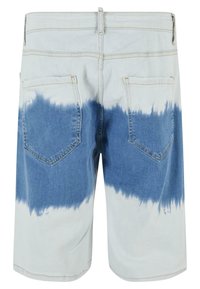 Džinsu šorti ar dip-dye dizainu, kurā augšējā daļa ir gaiši zila, bet apakšējā daļa - tumšāk zila, piecu kabatu stils un izšūtas detaļas.