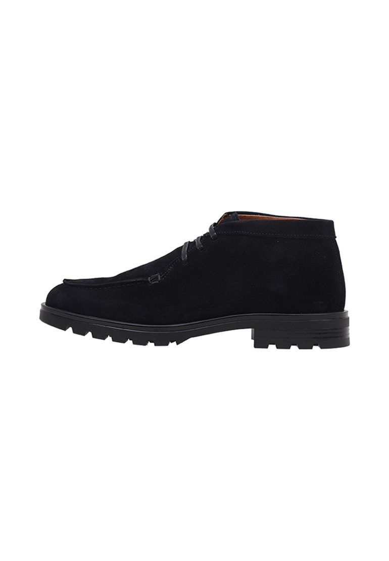 Botines de ante azul oscuro con punta redonda, diseño de cordones con dos ojales y suela de goma rugged con prominentes surcos para tracción.