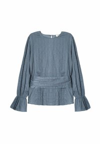Blusa gris de manga larga con rayas verticales, cuello redondo, puños acampanados y una cintura ajustada, que presenta una tela texturizada.