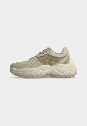 Beige og cremefarvet sneaker med tekstureret ruskind og mesh-overdel, tyk robust sål med firkantede og runde slidmønstre samt snørelukning.