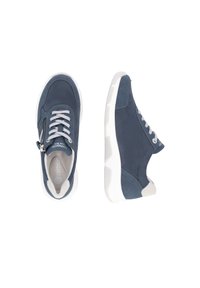 Baskets en suède bleu marine avec semelles blanches, présentant une fermeture éclair sur le côté, des lacets et des accents gris clair sur le talon et la languette pour un détail supplémentaire.